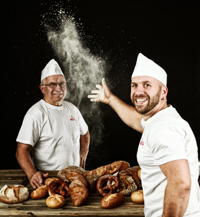 Bäcker wirft Mehl auf andern Bäcker, Bäckermeister, Mehl, Mehlstaub, Johanne, Werner, Menzel