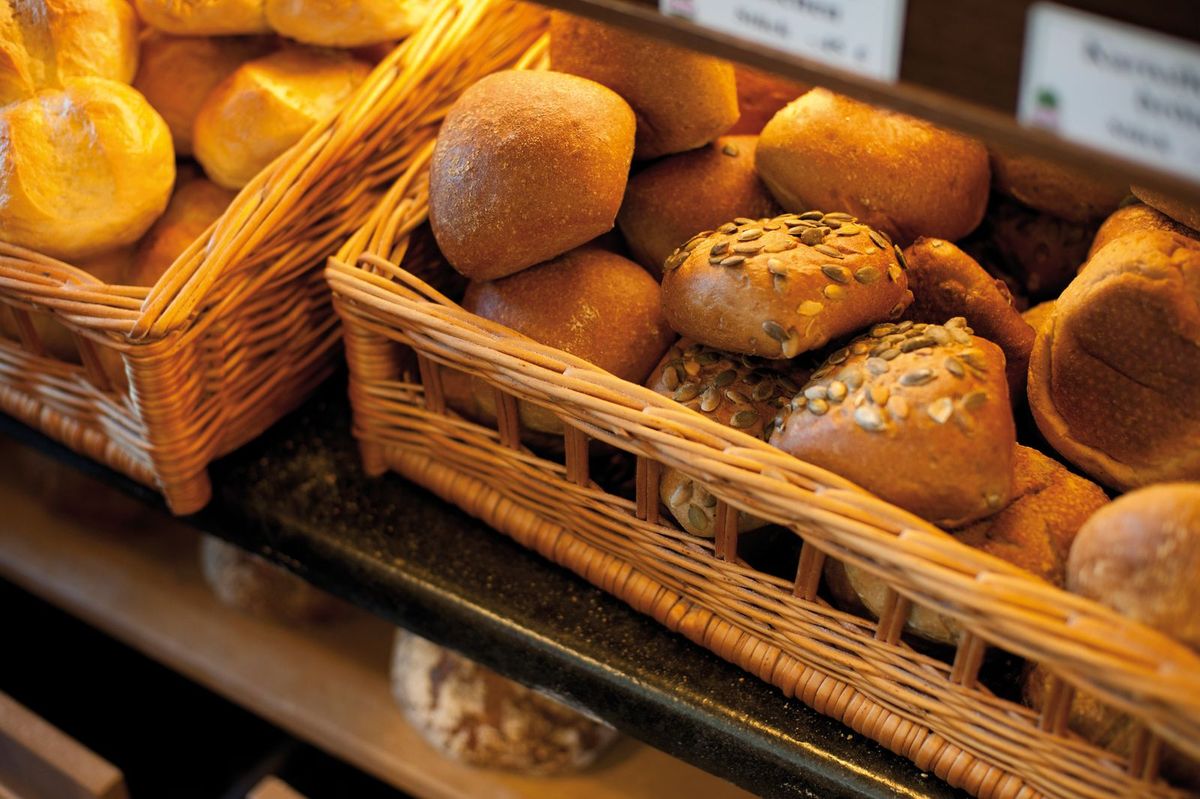 Broetchen in Korb, Verkauf, Kürbiskernbrötchen